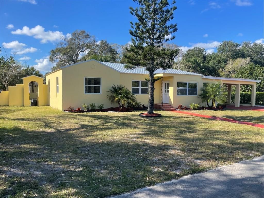 Photo of 701 Parkway Dr, Fort Pierce, FL 34950 (MLS # F10359250)