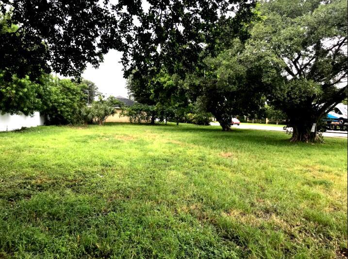 Build a home or duplex on this double lot! Zoned RH/Multi-Family Residential (High Density) District, NO HOA, conveniently located in central Palm Beach County Minutes to I-95 and PBIA! Both lots are being sold together: 00-43-44-20-05-000-0252 00-43-44-20-05-000-0251