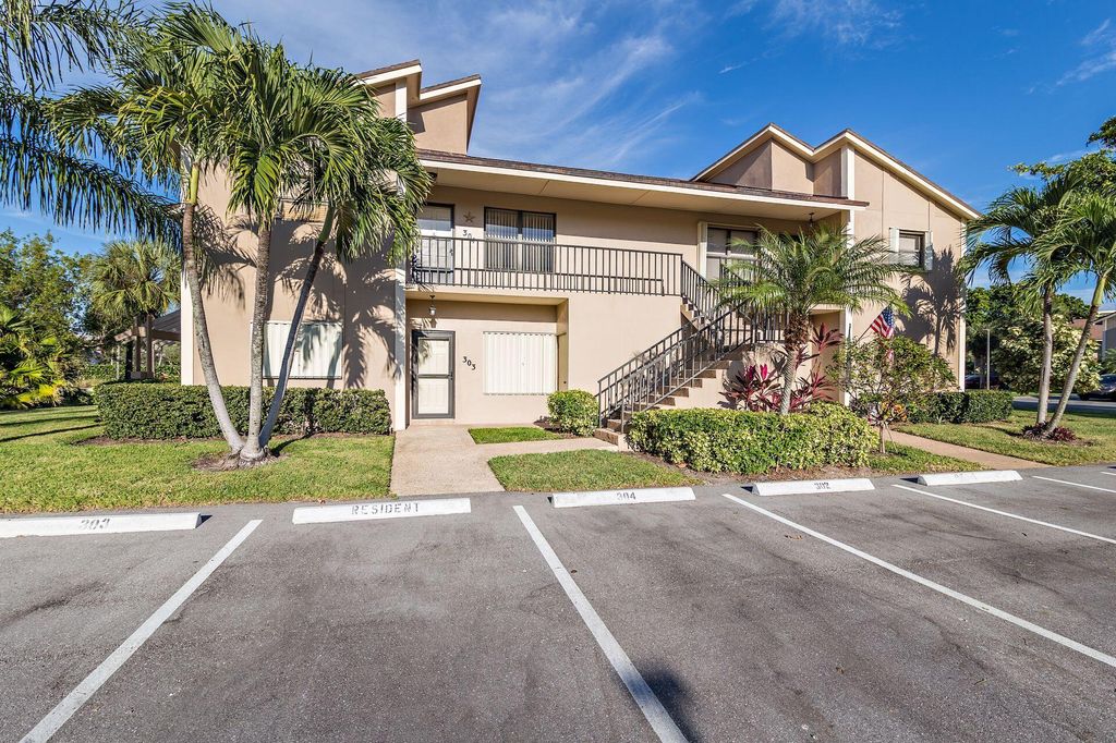 Photo of 304 Clubhouse Circle, Jupiter, FL 33477 (MLS # R10772523)