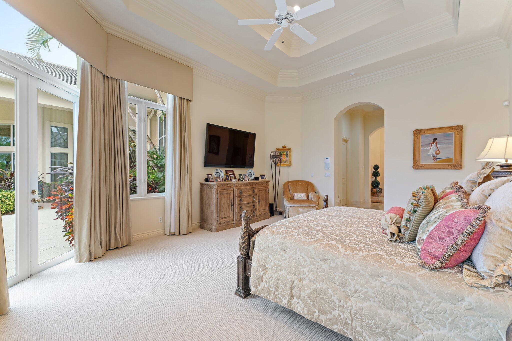 JUPITER HILLS VILLAGE - Residential