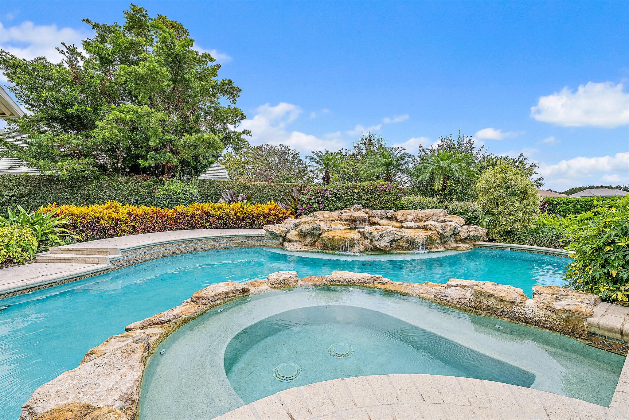 JUPITER HILLS VILLAGE - Residential