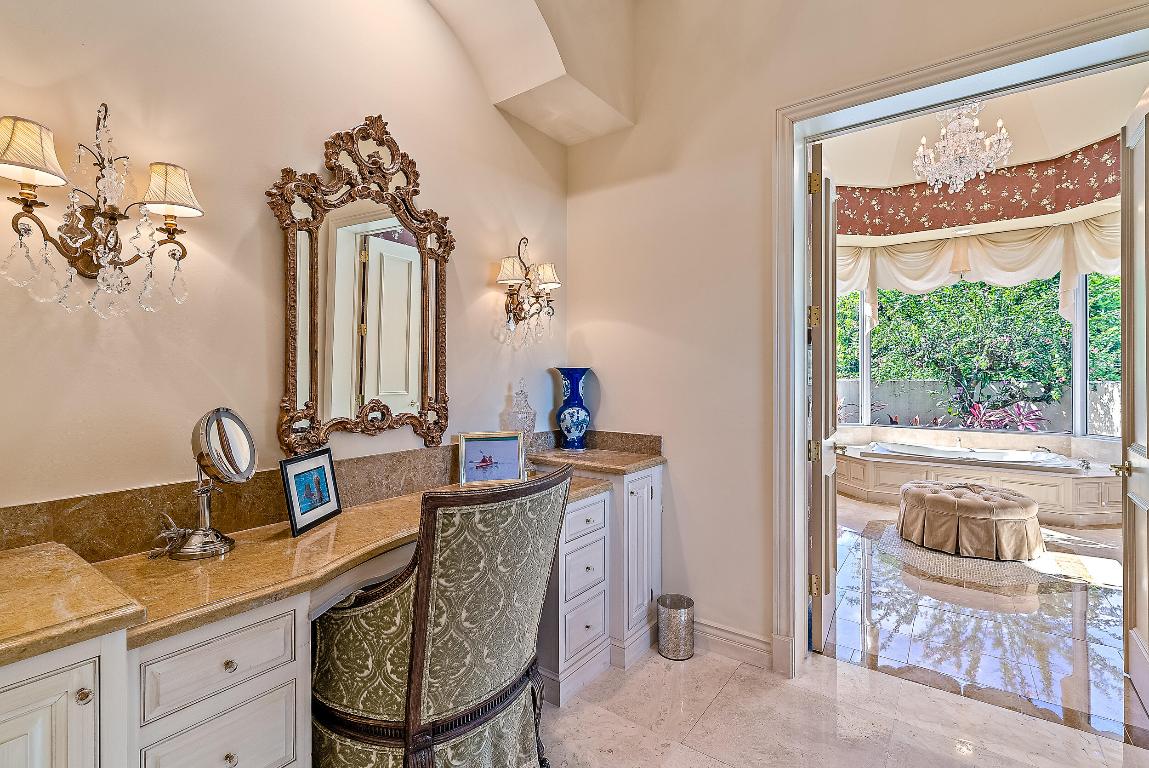 JUPITER HILLS VILLAGE - Residential