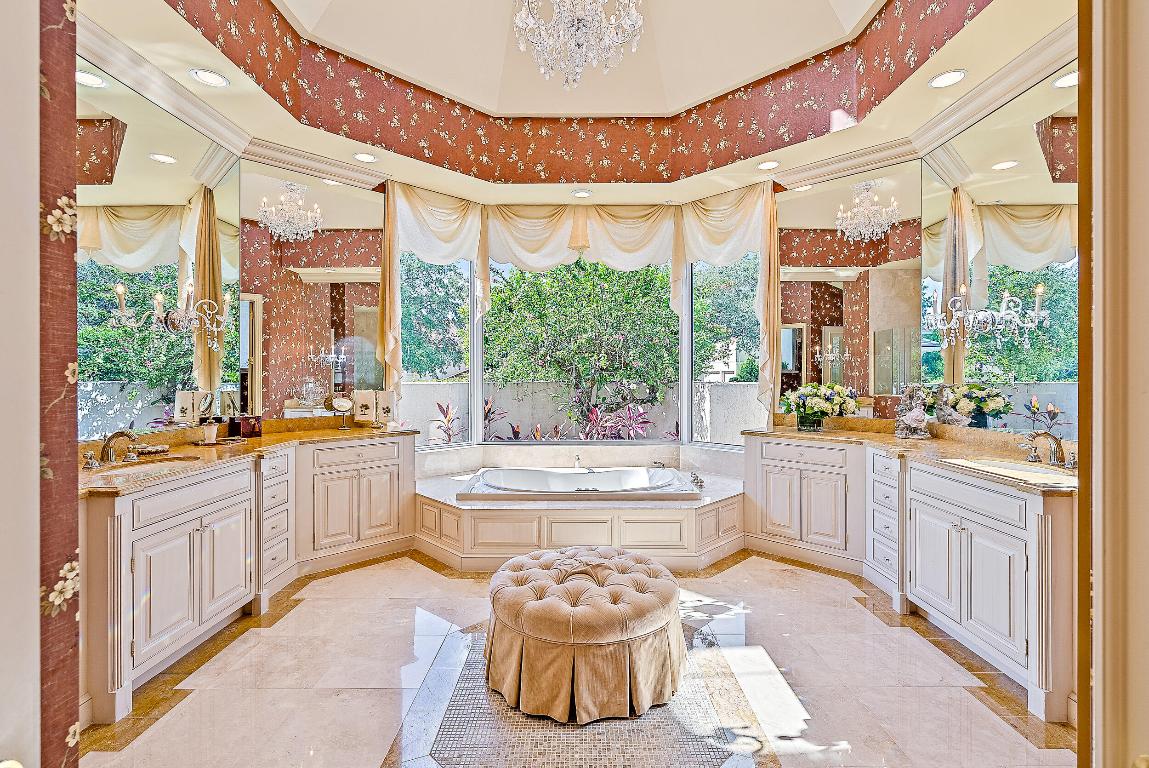 JUPITER HILLS VILLAGE - Residential