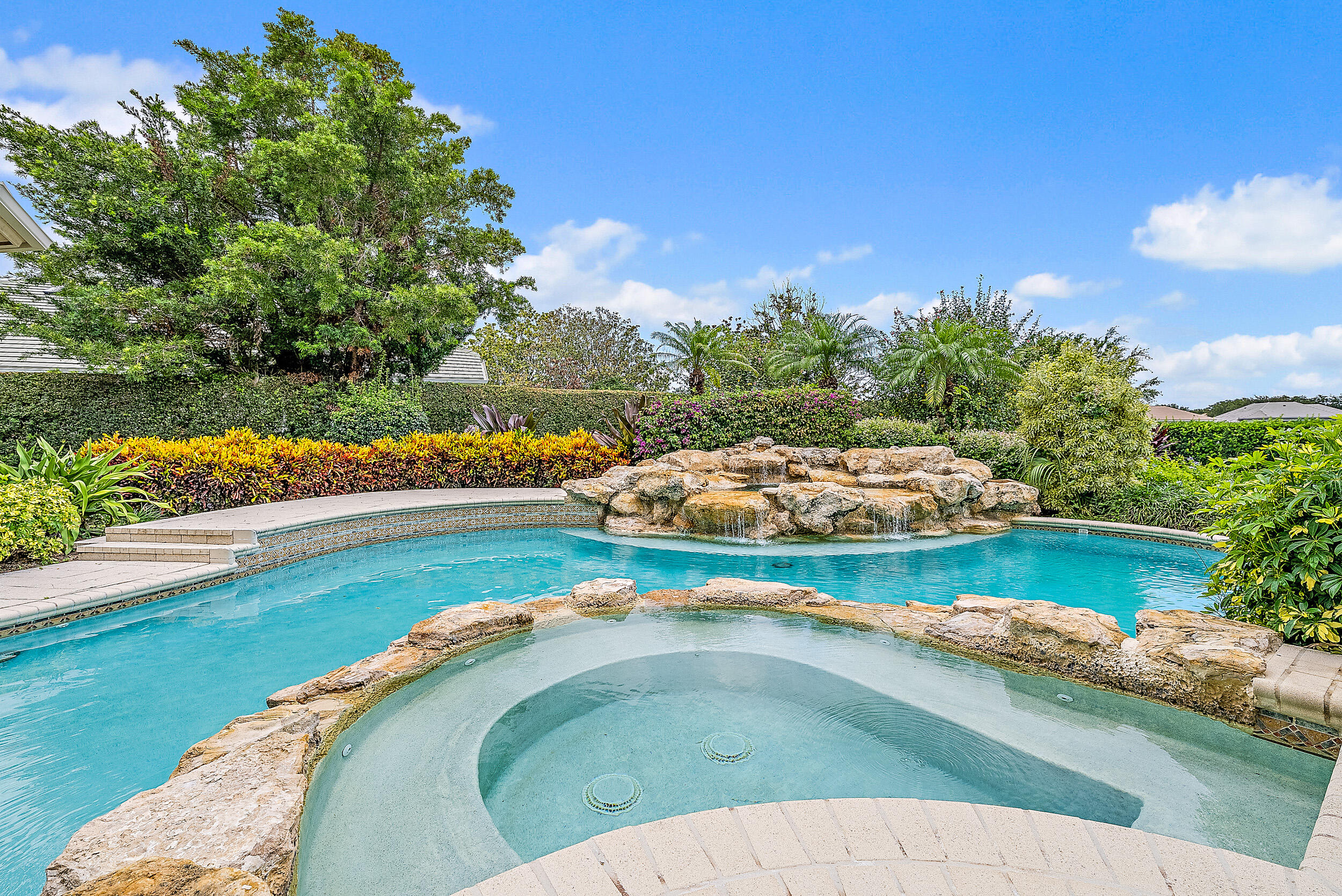 JUPITER HILLS VILLAGE - Residential