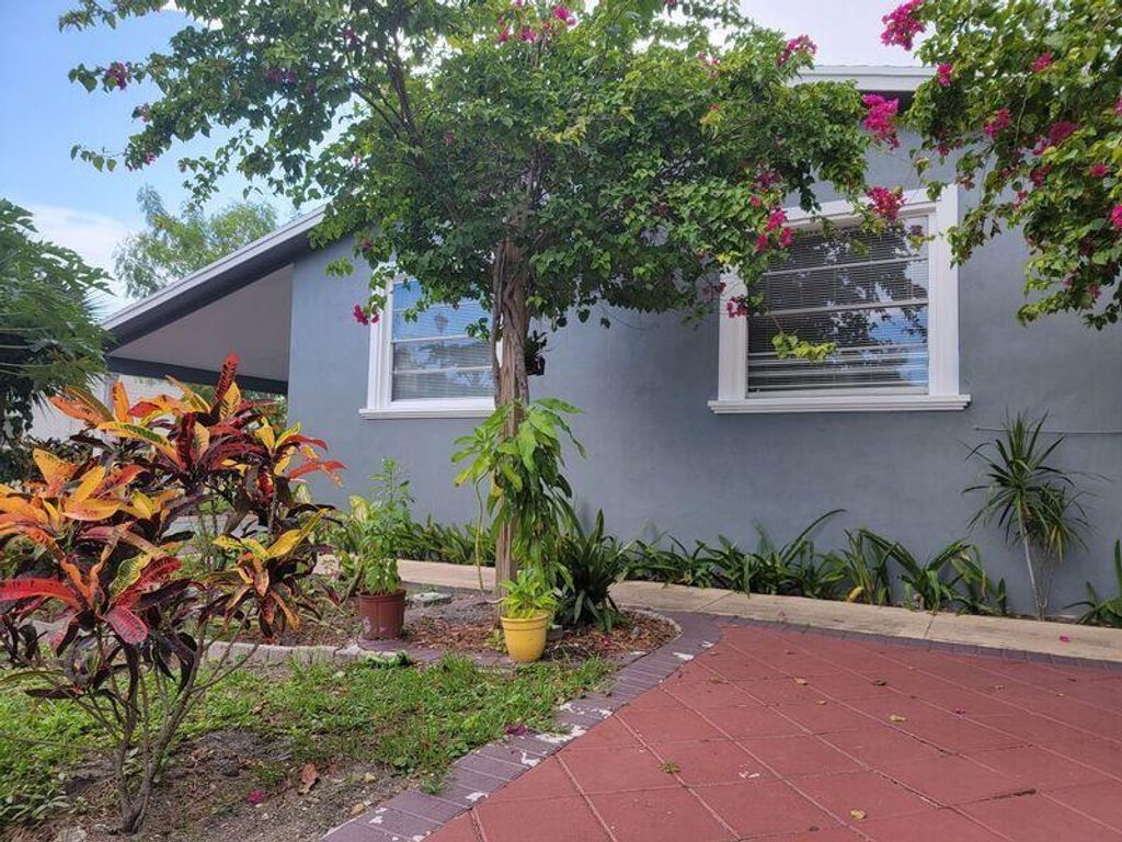 Photo of 606 N Hepburn Avenue, Jupiter, FL 33458 (MLS # R10802431)