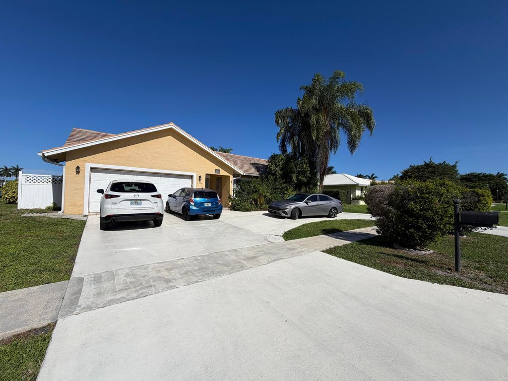 Photo of 2554 SW 23rd Cranbrook Drive, Boynton Beach, FL 33436 (MLS # B26031770)