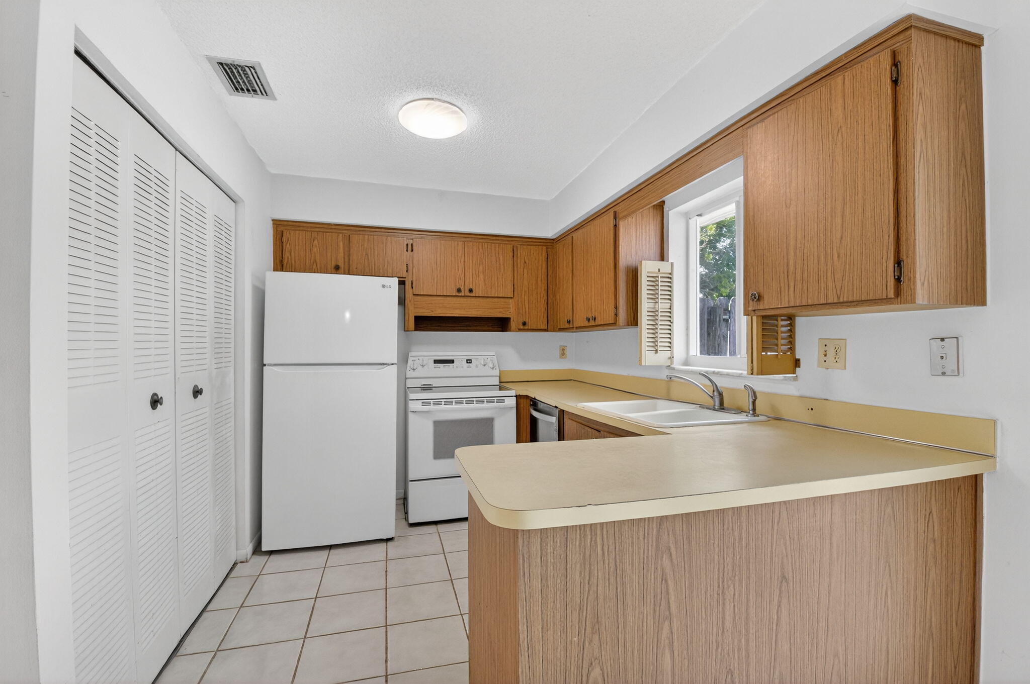 COUNTRY CLUB VILLAGE - Residential