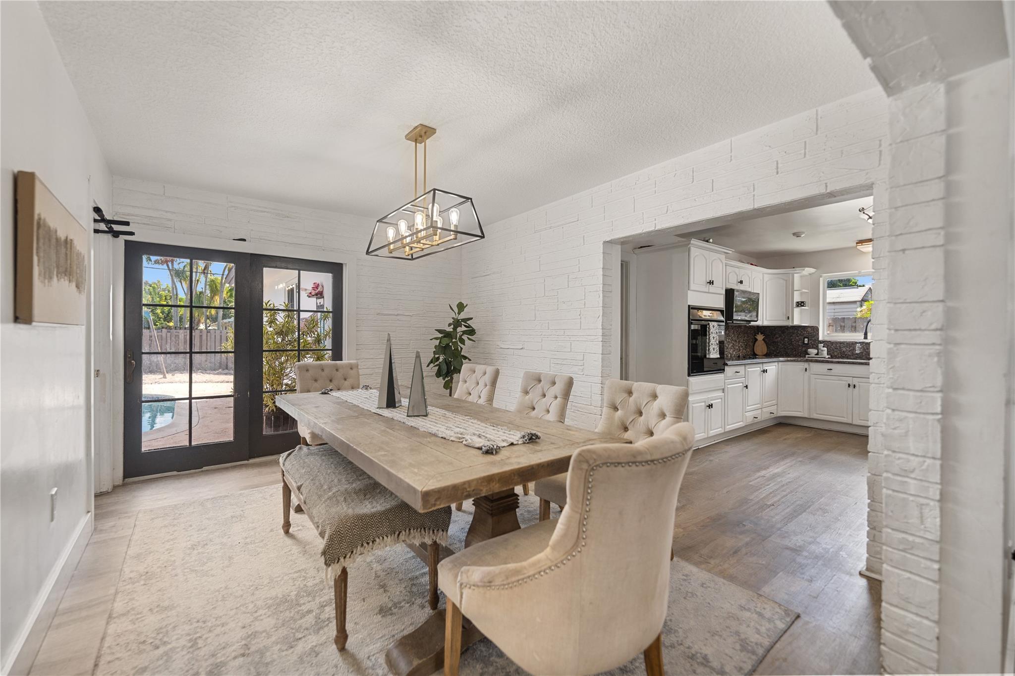 HOLLYWOOD HILLS - Residential