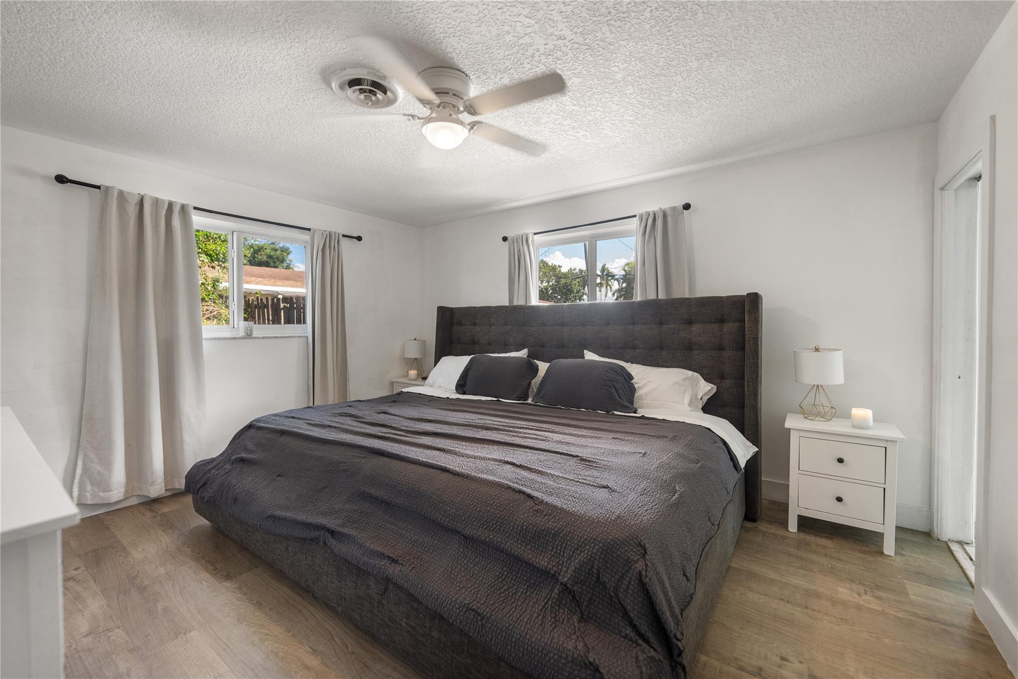 HOLLYWOOD HILLS - Residential