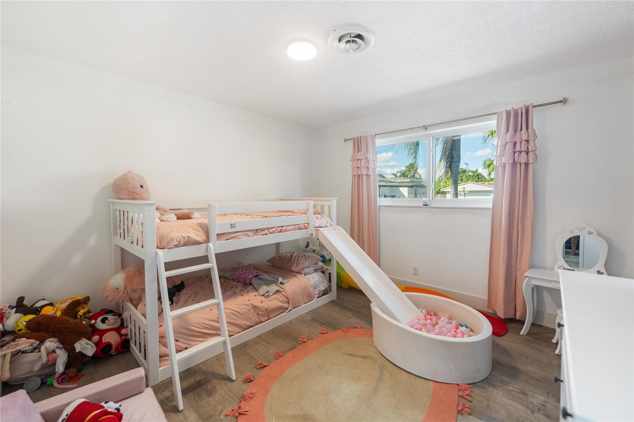 HOLLYWOOD HILLS - Residential