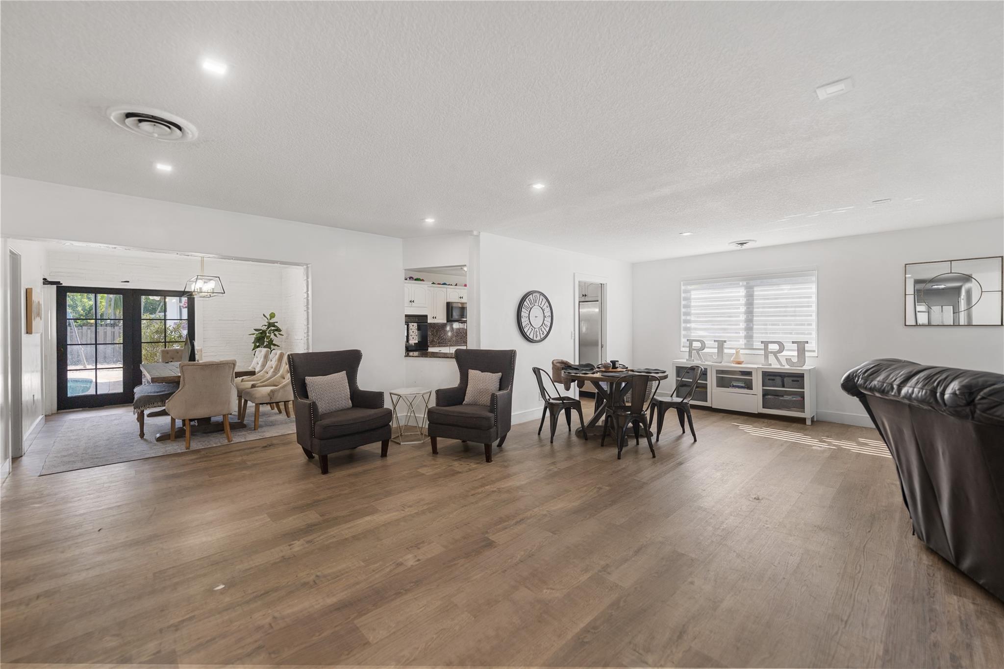 HOLLYWOOD HILLS - Residential