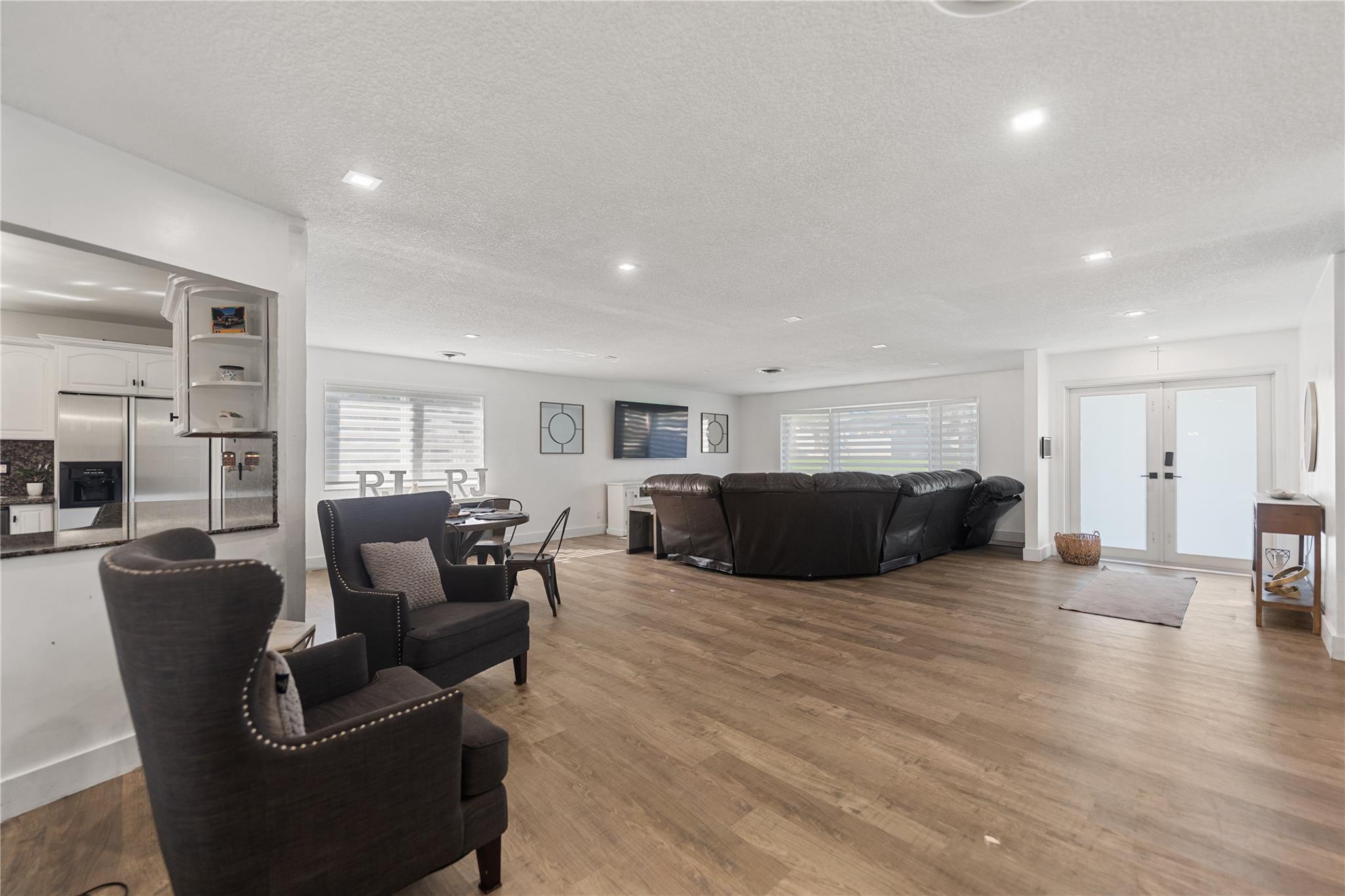 HOLLYWOOD HILLS - Residential