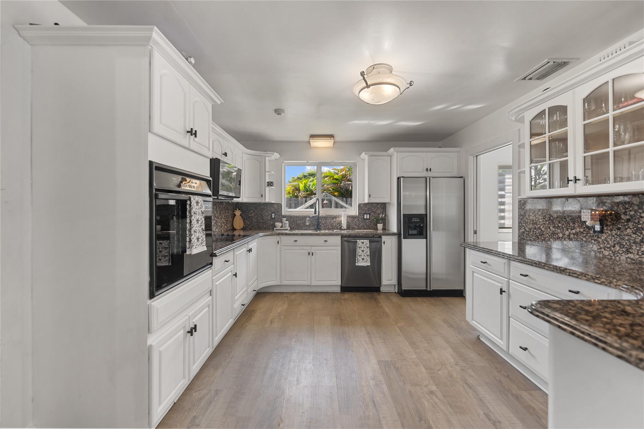 HOLLYWOOD HILLS - Residential