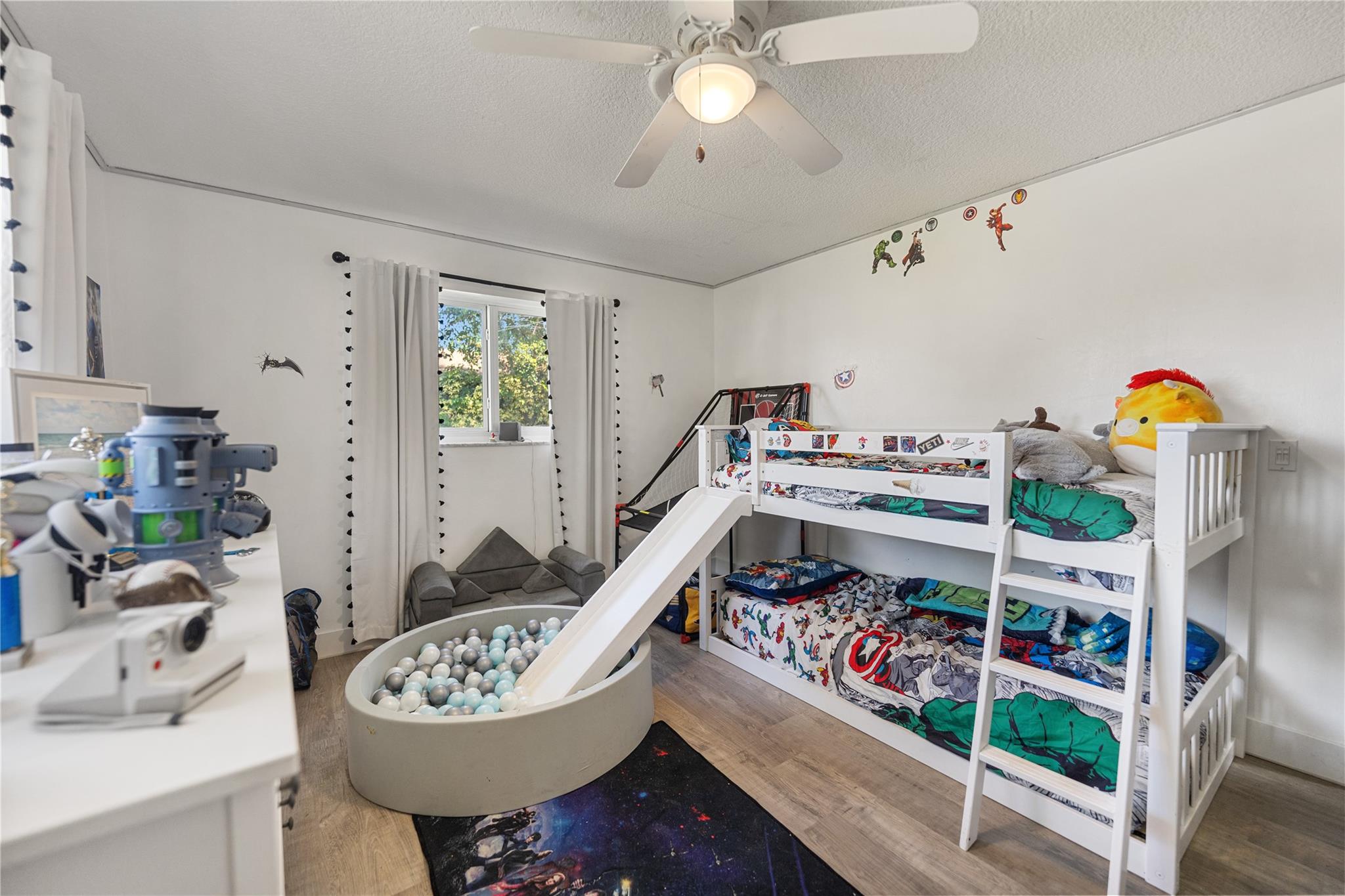 HOLLYWOOD HILLS - Residential