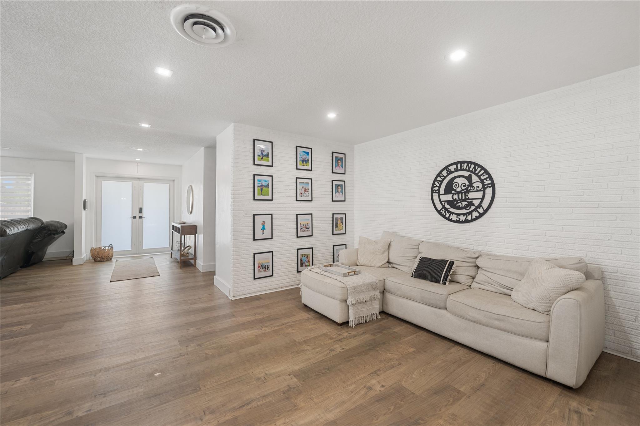 HOLLYWOOD HILLS - Residential
