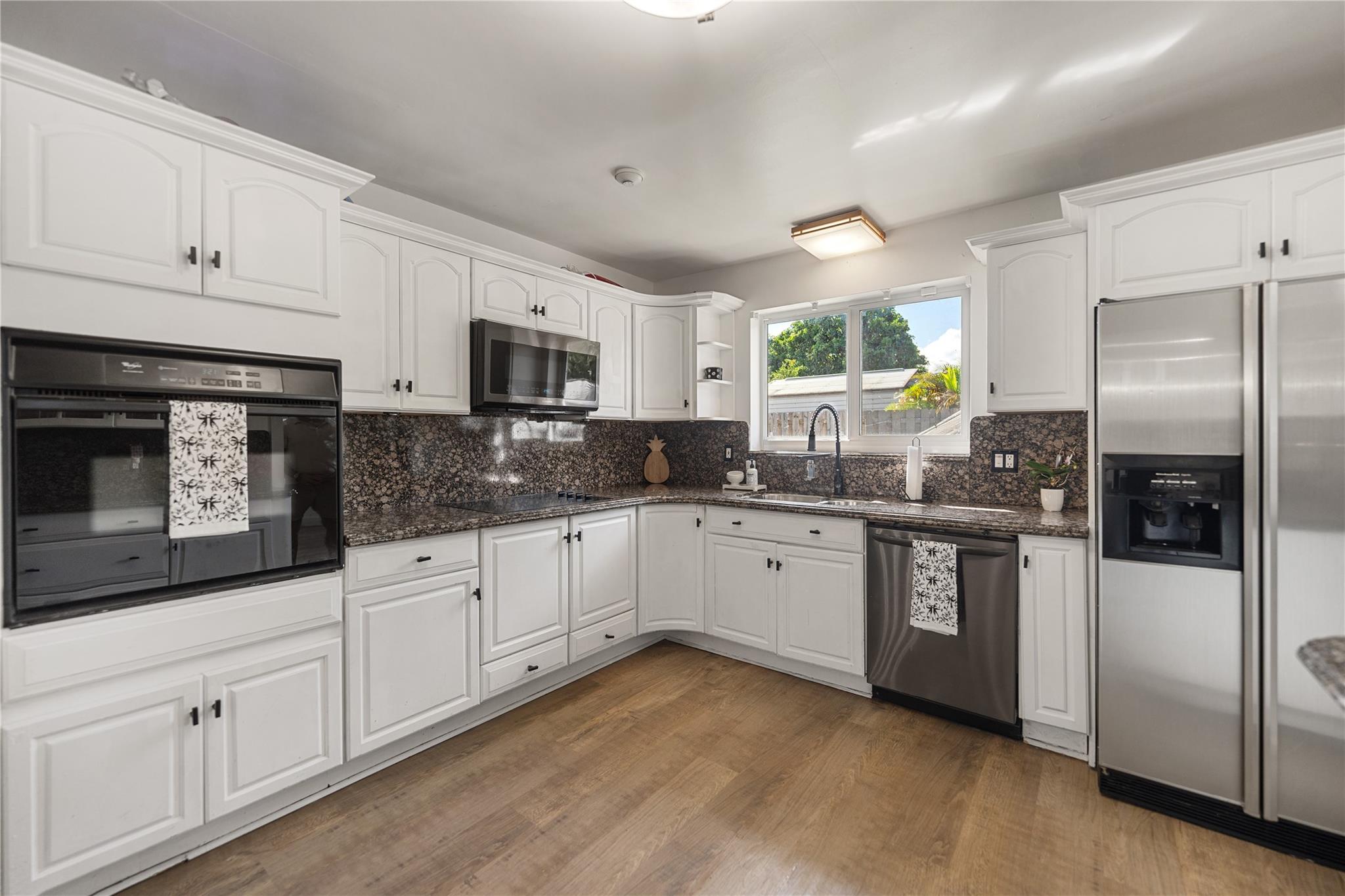 HOLLYWOOD HILLS - Residential