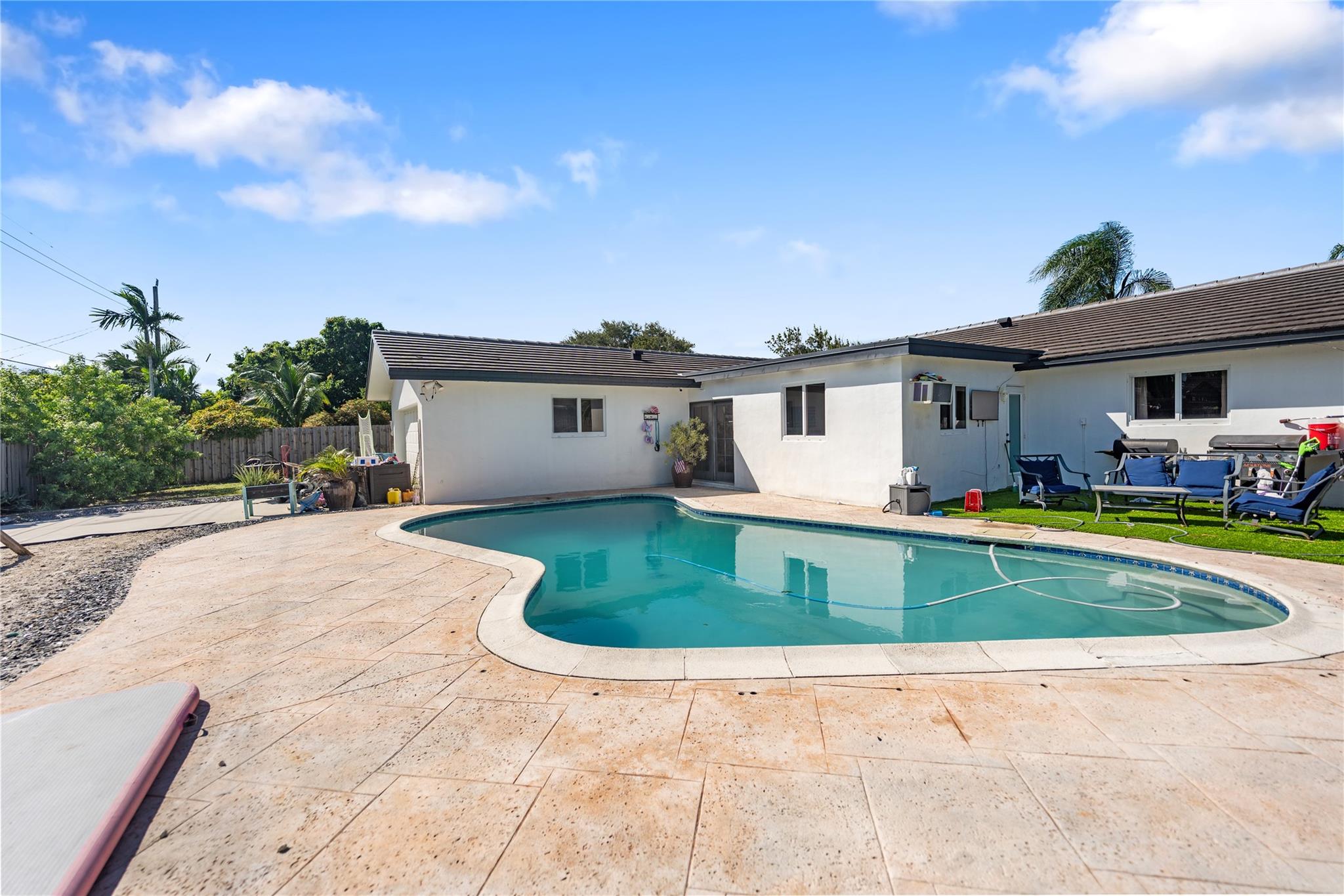 HOLLYWOOD HILLS - Residential