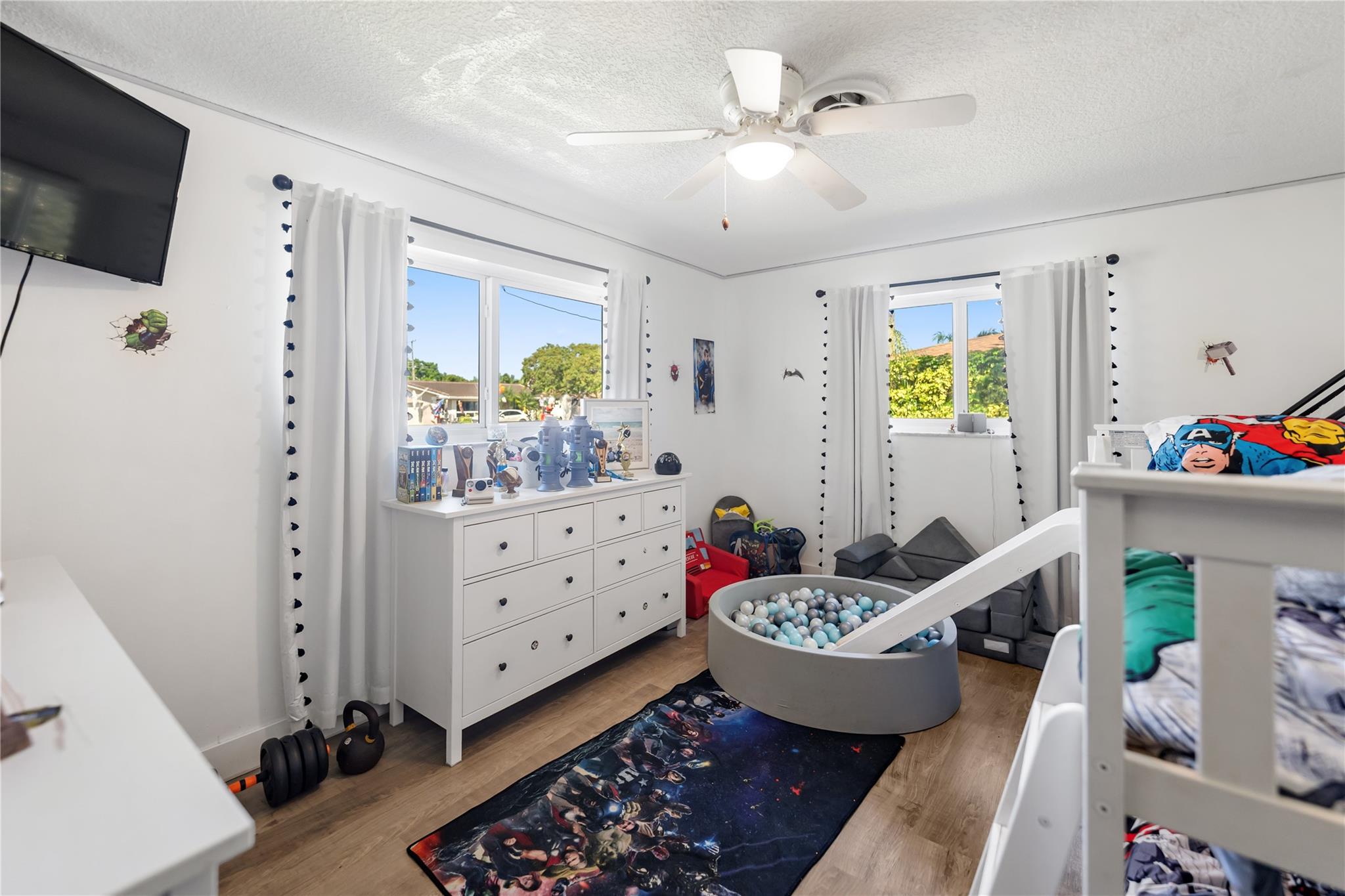 HOLLYWOOD HILLS - Residential