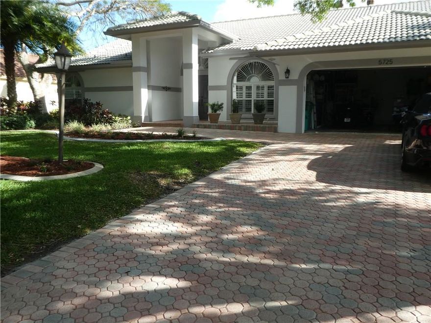 WELL KEPT LARGE HOME. SPLIT BEDROOM PLAN. GREAT LOCATION. FAMILY HOME WITH MANY UPGRADES. LARGE SCREENED POOL AREA WITH PRIVACY. JACUZZI BATHTUB IN MASTER BATH. RING DOORBELL. BLINK HOME SECURITY SYSTEM.GREAT LOCATION. OWNER OCCUPIED AND EASY TO SHOW.
