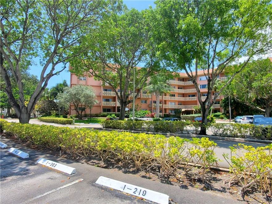 Upgraded 2 bed/ 2 bath condo with a water view. A desirable community nestled in Fort Lauderdale, minutes from the beach, Publix, shopping, and downtown. Move-in ready, corner unit, with a washer and dryer in the unit.