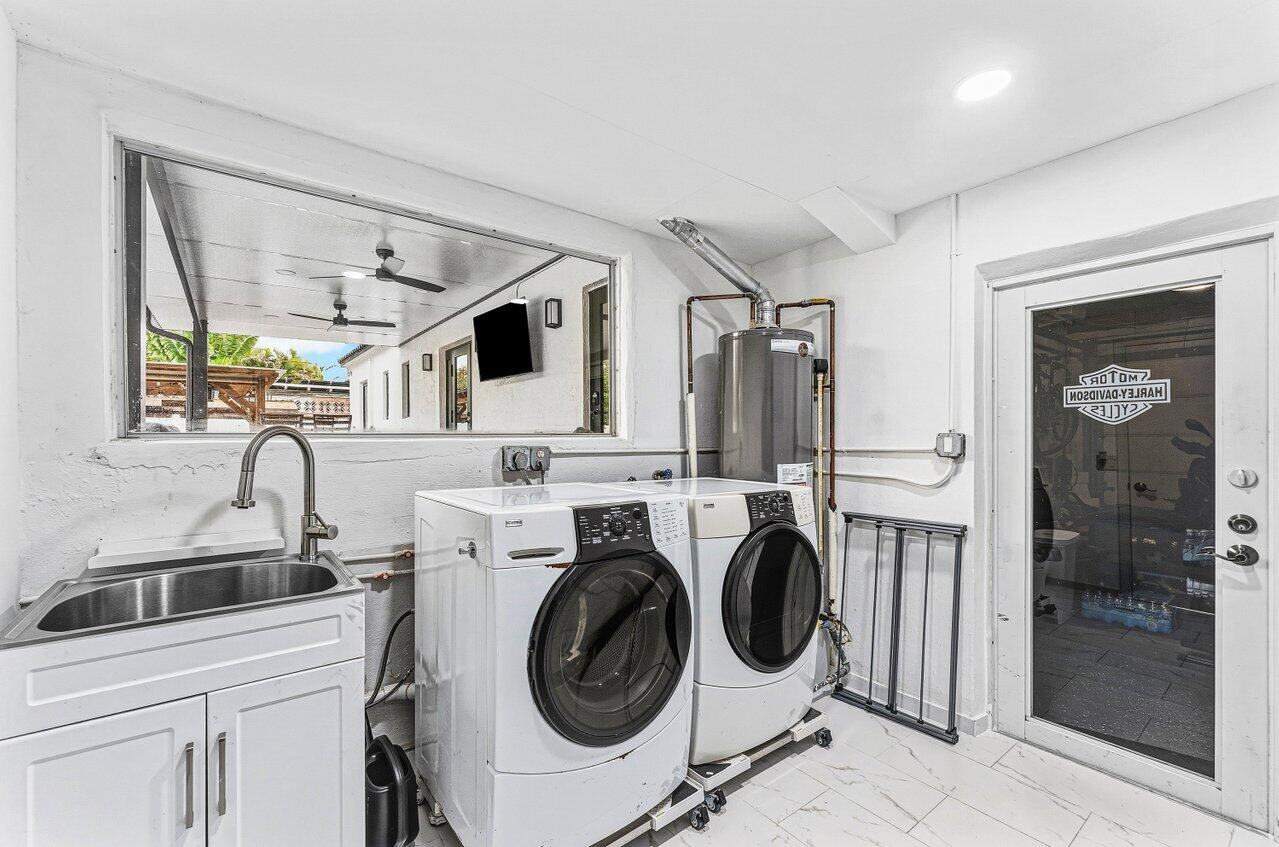 HOLLYWOOD LAKES - Residential