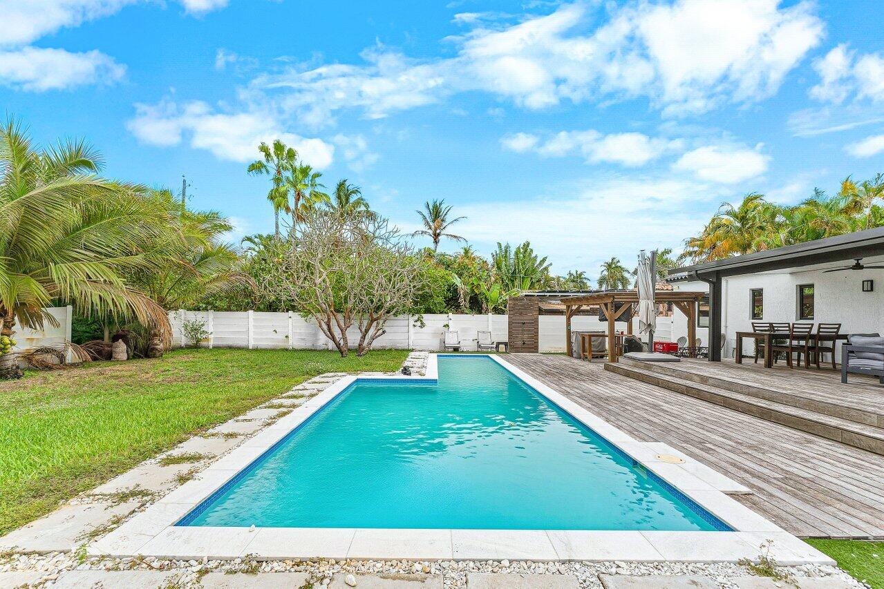 HOLLYWOOD LAKES - Residential