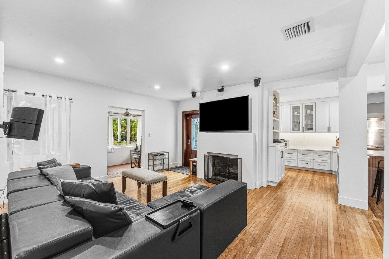 HOLLYWOOD LAKES - Residential