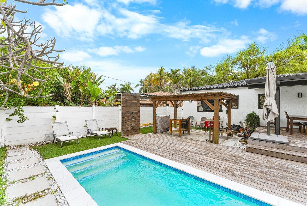 HOLLYWOOD LAKES - Residential