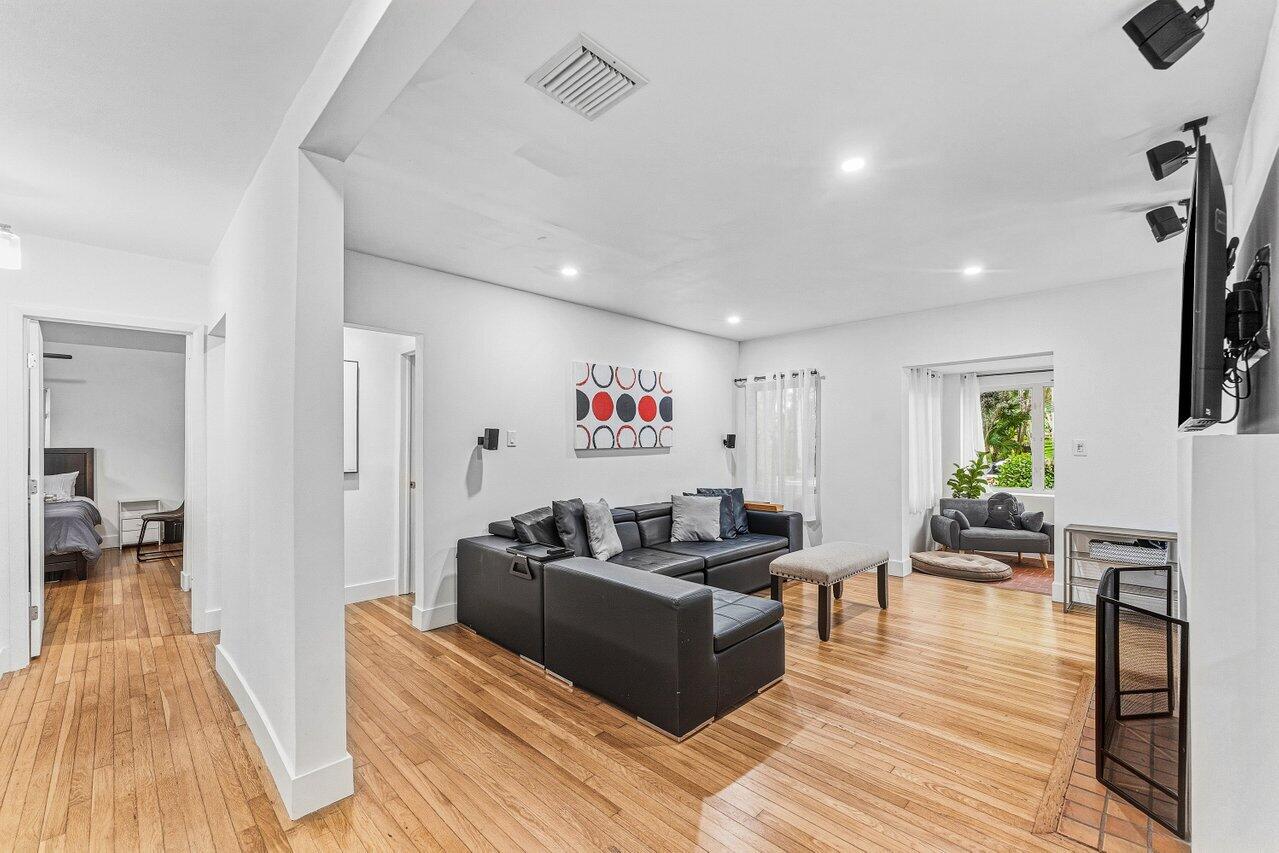 HOLLYWOOD LAKES - Residential