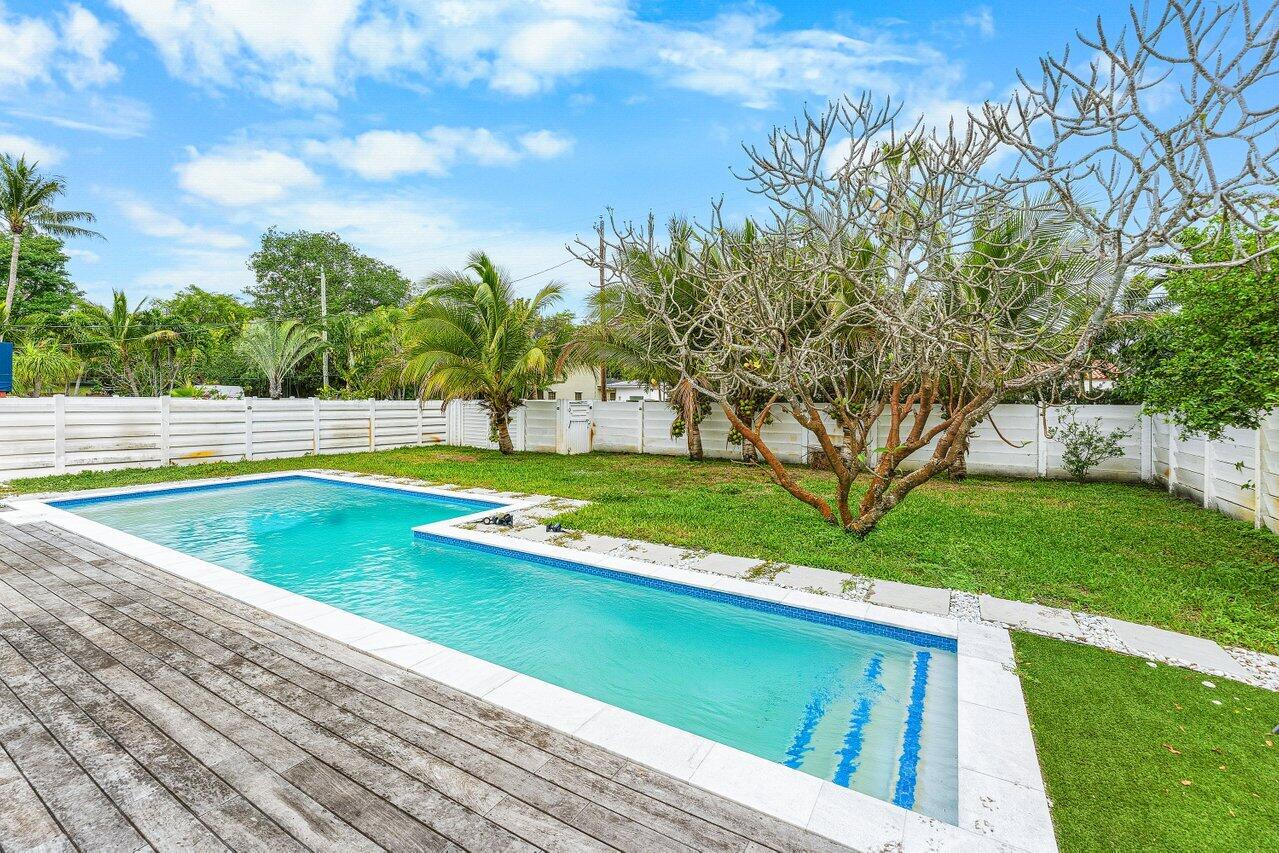 HOLLYWOOD LAKES - Residential