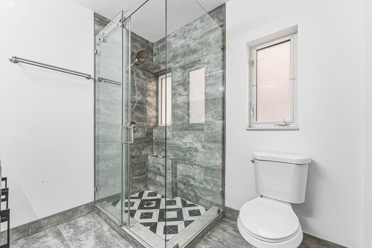 HOLLYWOOD LAKES - Residential