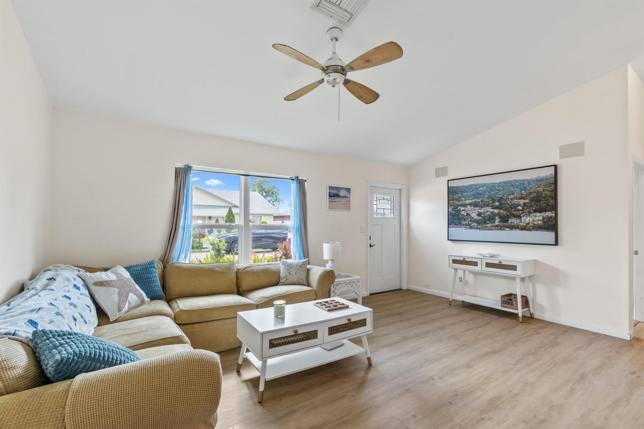 14529 Sunset Pine Drive, Delray Beach, FL, 33445/$400,000 4 14529 Sunset Pine Drive