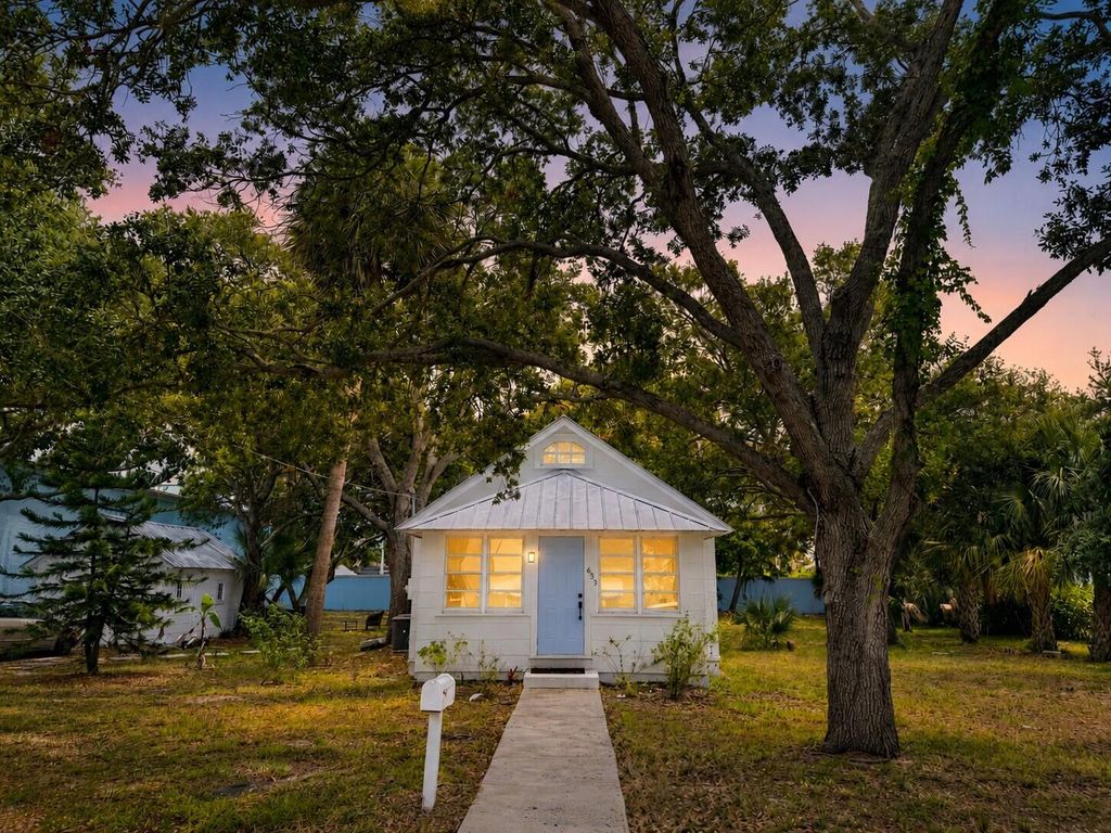 Photo of 633 SW Cleveland Avenue, Stuart, FL 34994 (MLS # B26033363)