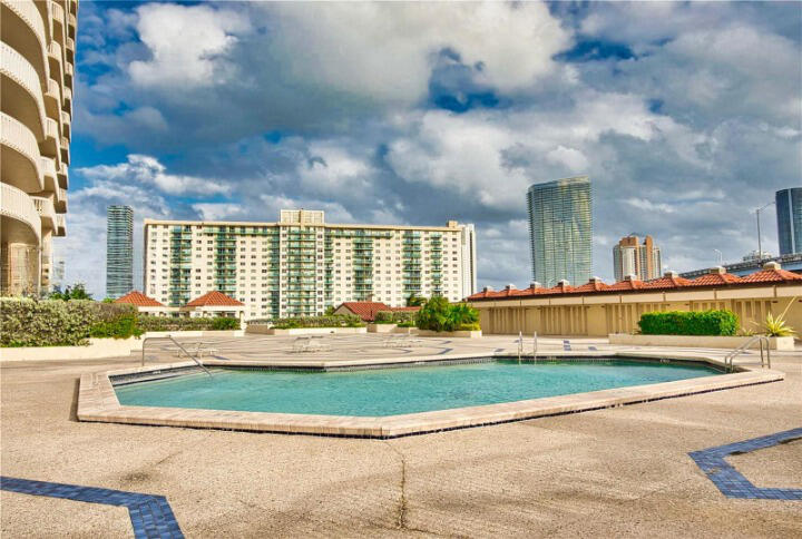 TURNBERRY TOWERS CONDO - Residential