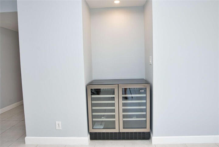 TURNBERRY TOWERS CONDO - Residential