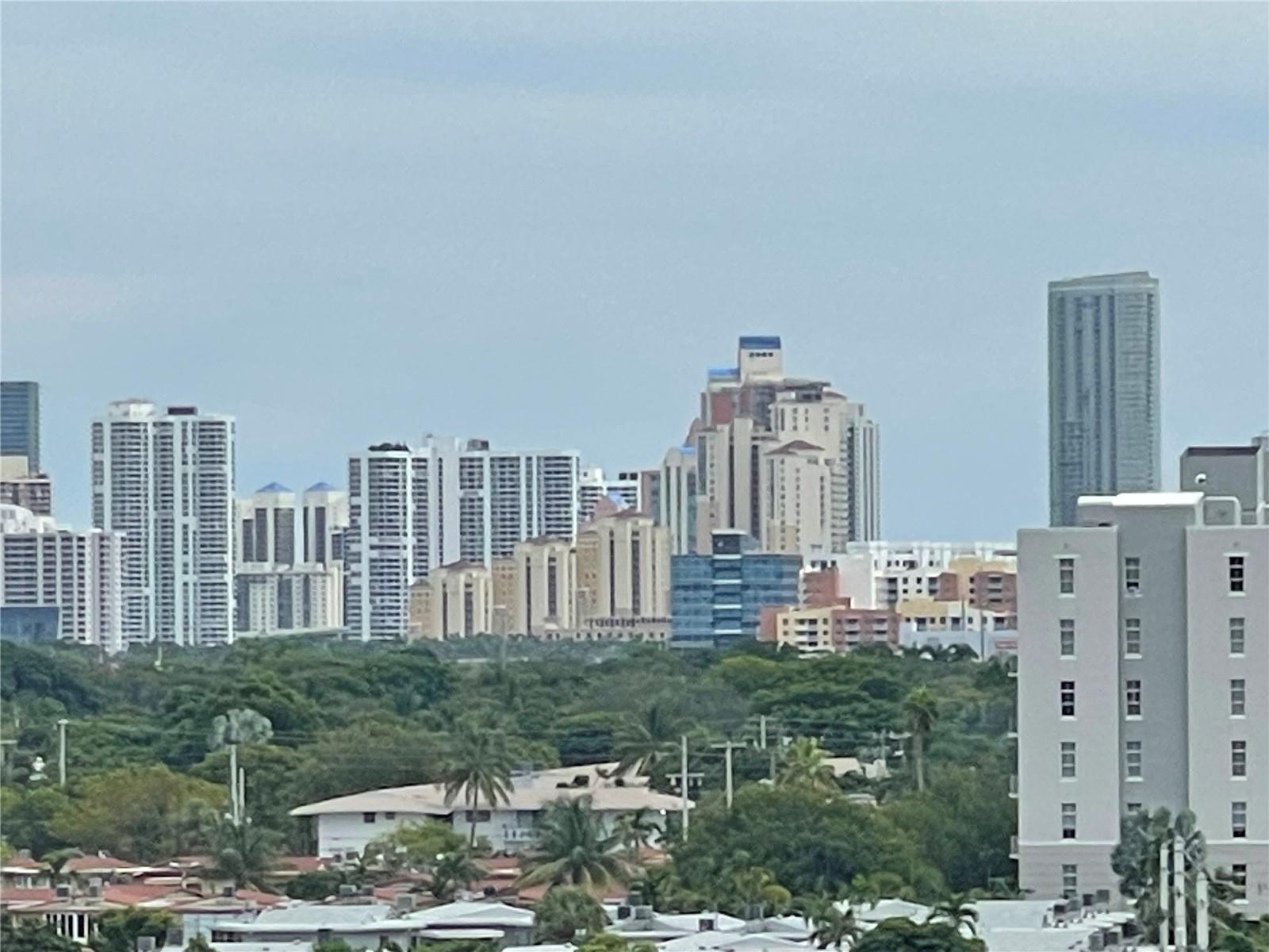 A stunning 2 bed/ 2 bath in a well maintained condo community. This unit has breathtaking views throughout,
Upgraded throughout. Two huge community pools/one salted. Gym / Clubhouse, Management on site. 50 year
certification complete. Location, Location, Location. Near beaches/highways/shopping/restaurants/airports. A hidden
gem nestled in Miami. This wont last.