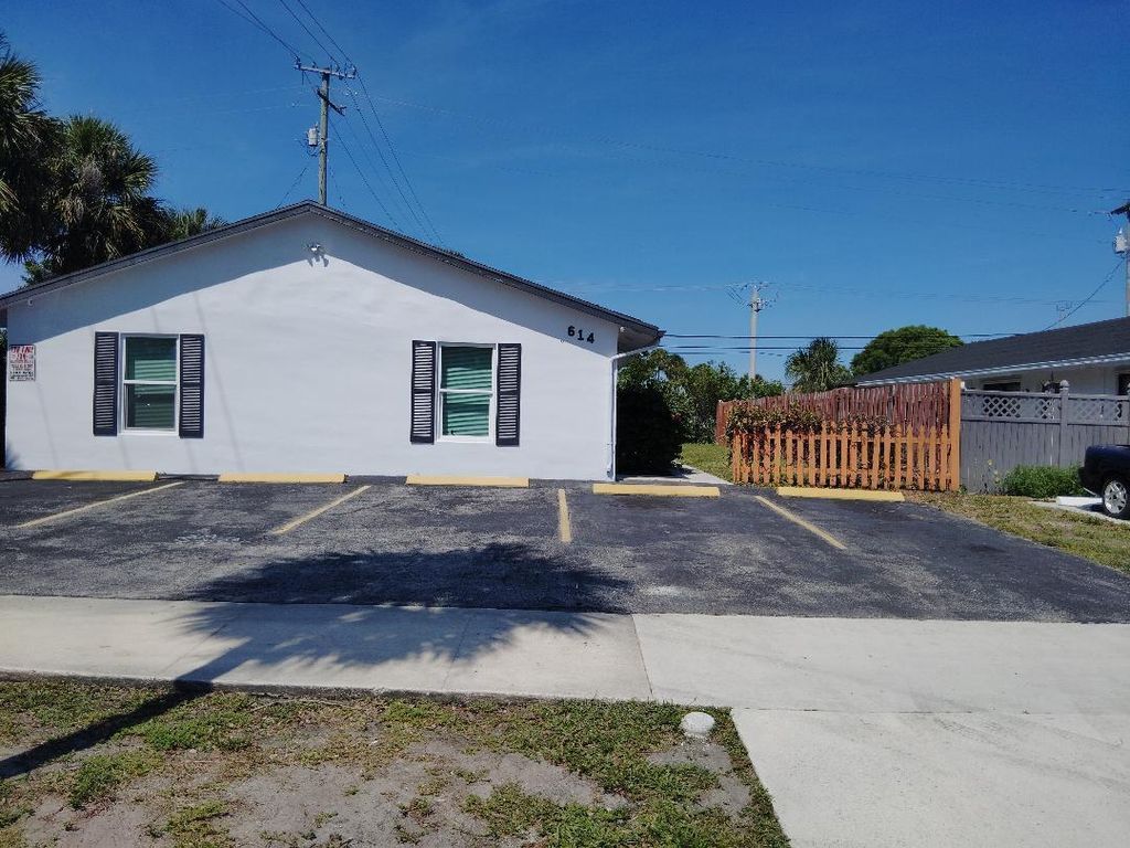 Photo of 614 Holly Drive #2, Palm Beach Gardens, FL 33410 (MLS # B26025316)