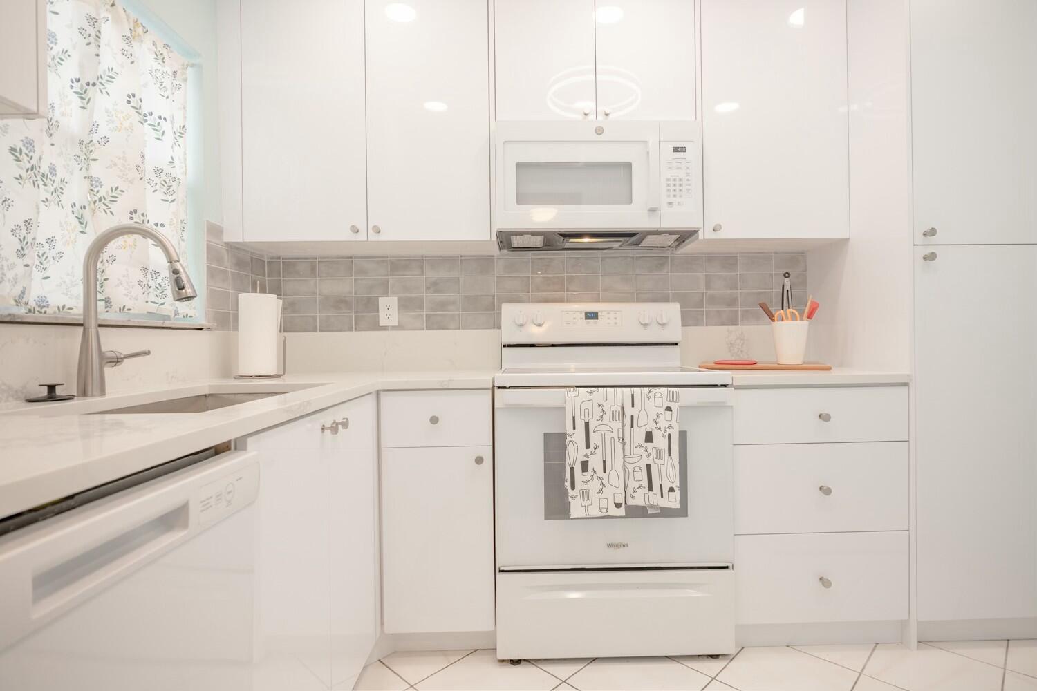 Must see this stunning condo apartment in Sunrise Lakes. Immaculate and fully furnished, ready for a new owner to call HOME. LOCATION LOCATION LOCATION!!!