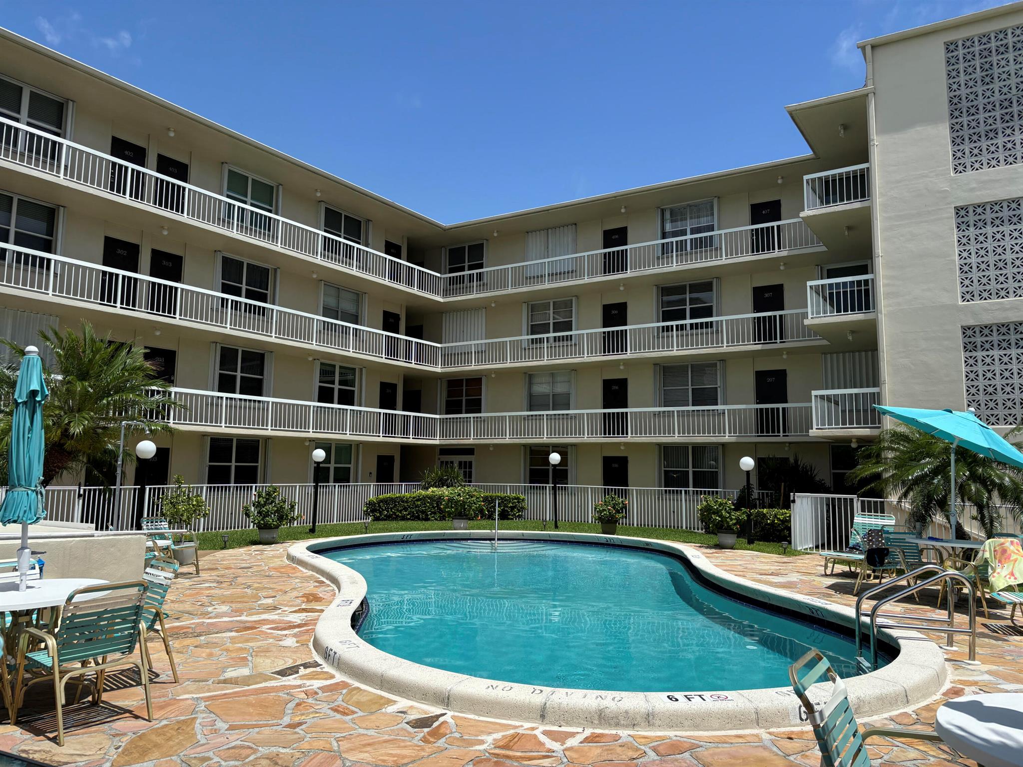 Bright, renovated, partially furnished 1 bedroom, 1 bath condo in East Boynton Beach. Features include gorgeous white marble tile floors, modern kitchen with new cabinets and countertops. Enjoy sunset views from the screened balcony. Just blocks from the beach, Prime Catch, Banana Boat, Downtown Delray, Publix, shopping, restaurants, and more. Ideal coastal living awaits!