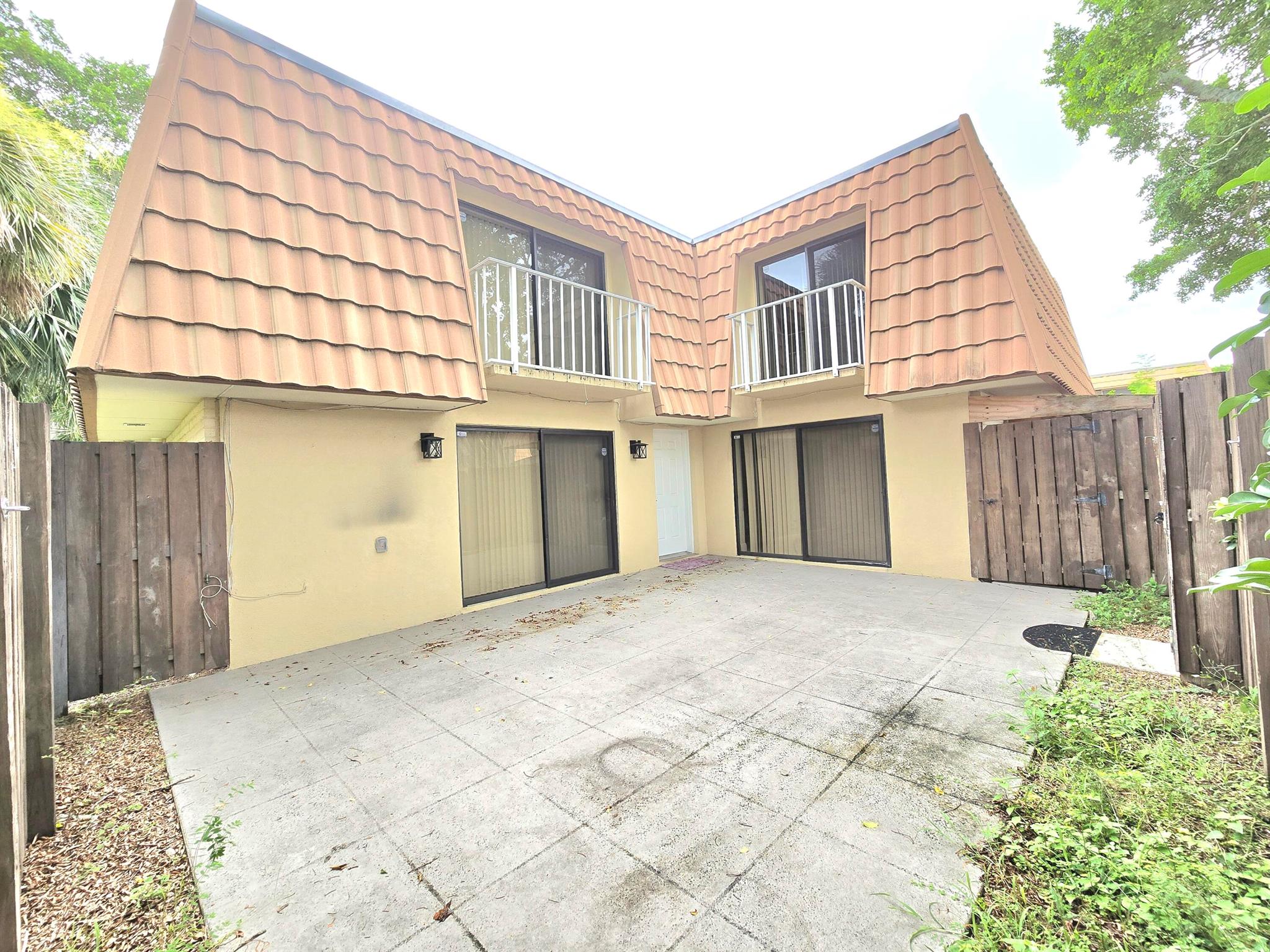 WATERSIDE LUXURY TOWNHOMES CONDO - Residential Lease