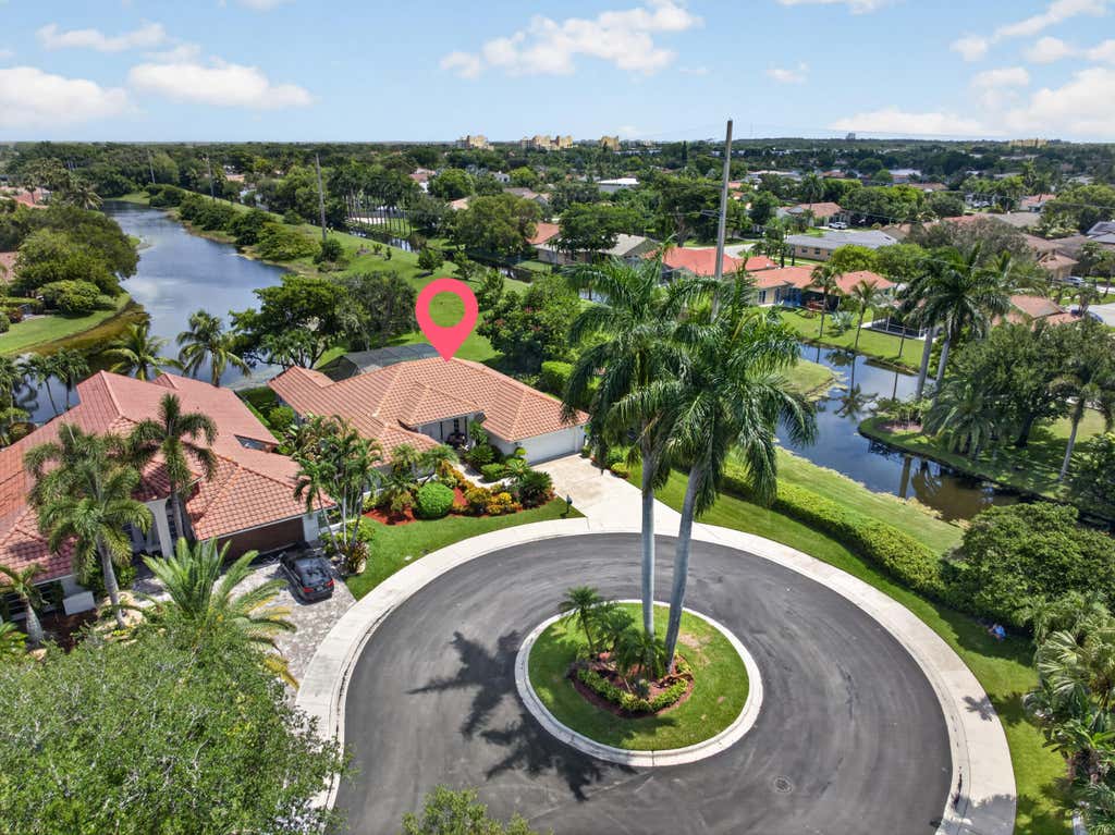 Photo of 709 Crystal Court, Weston, FL 33326 (MLS # B26062598)