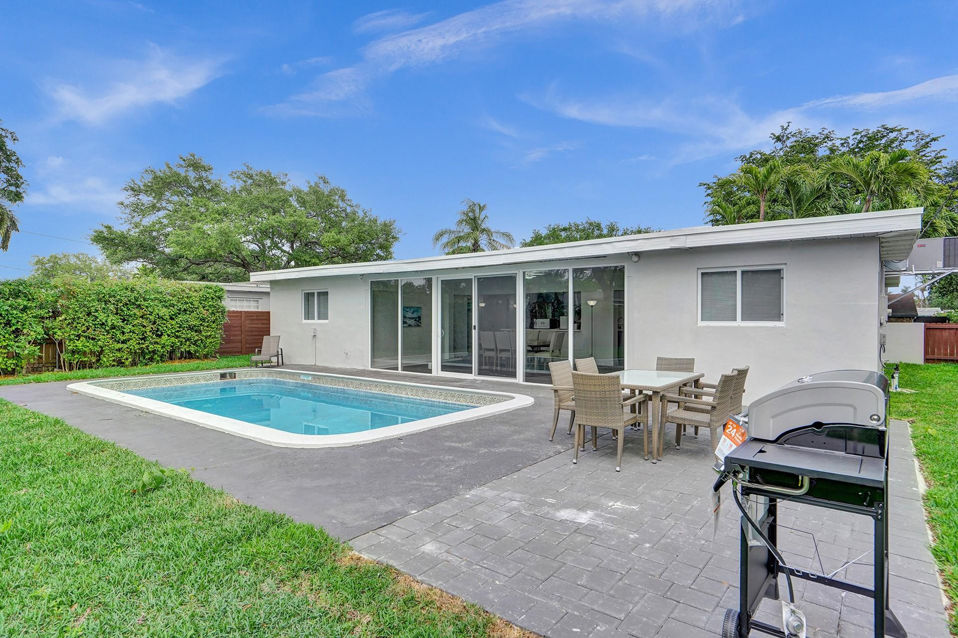 HOLLYWOOD HILLS - Residential