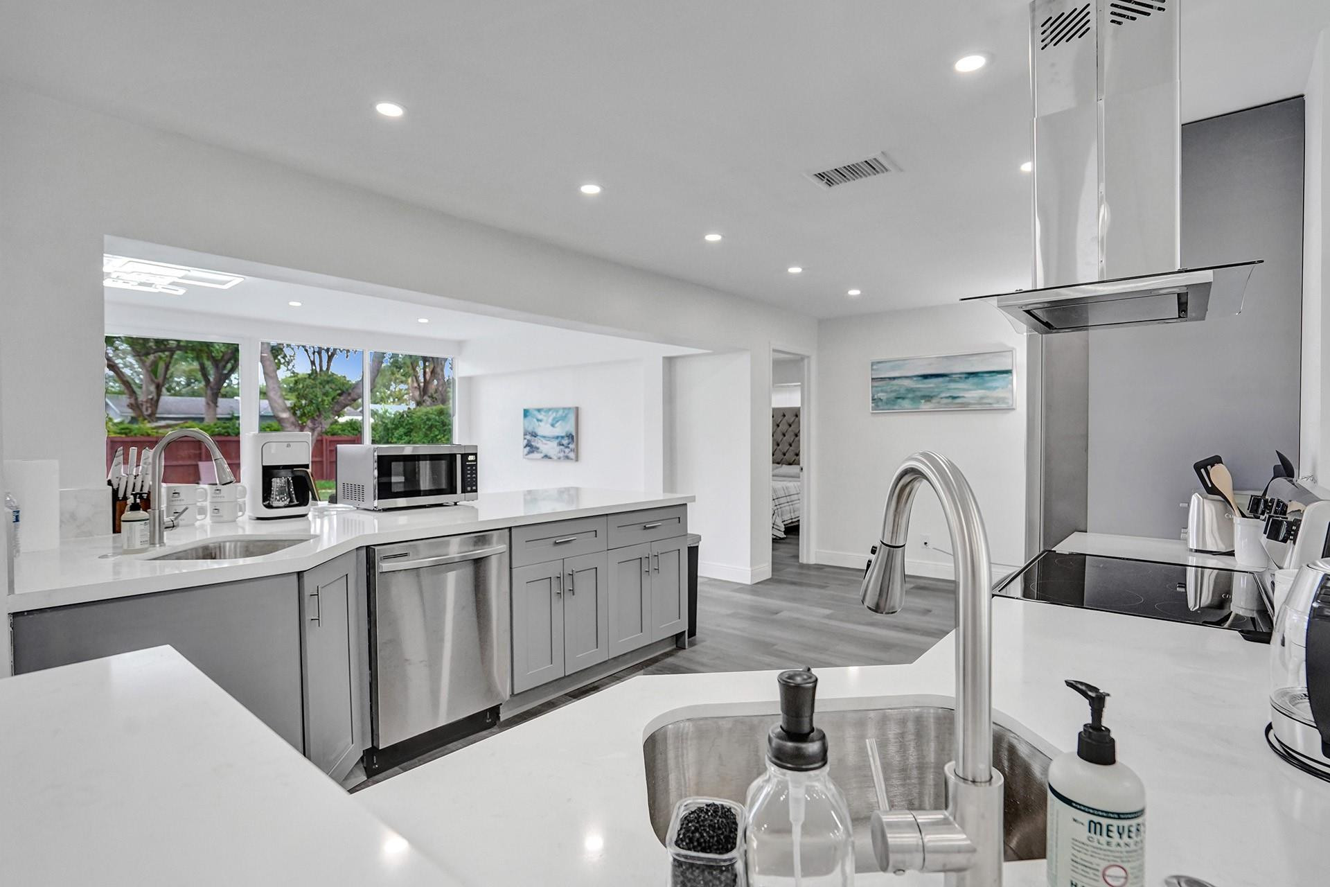 HOLLYWOOD HILLS - Residential