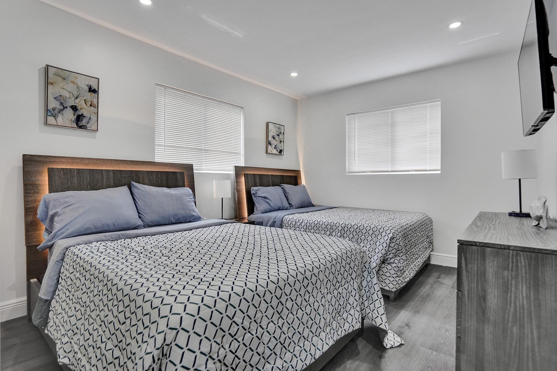 HOLLYWOOD HILLS - Residential