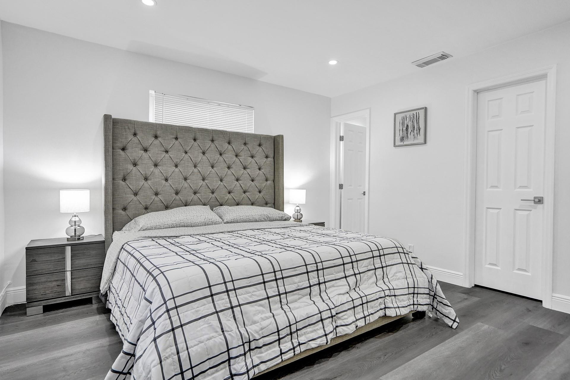 HOLLYWOOD HILLS - Residential