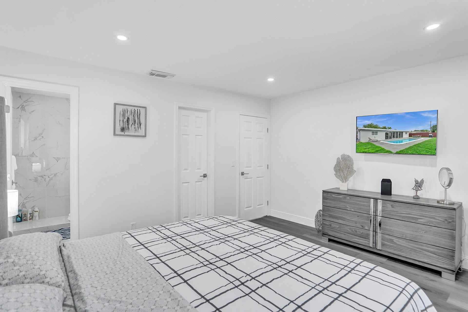 HOLLYWOOD HILLS - Residential