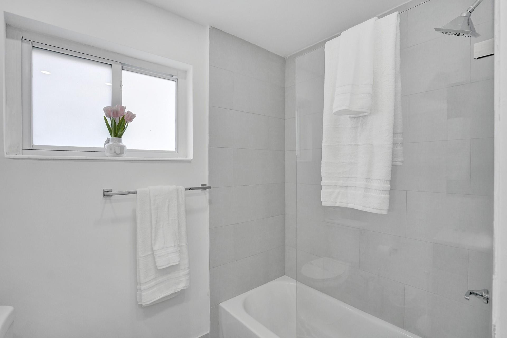 HOLLYWOOD HILLS - Residential