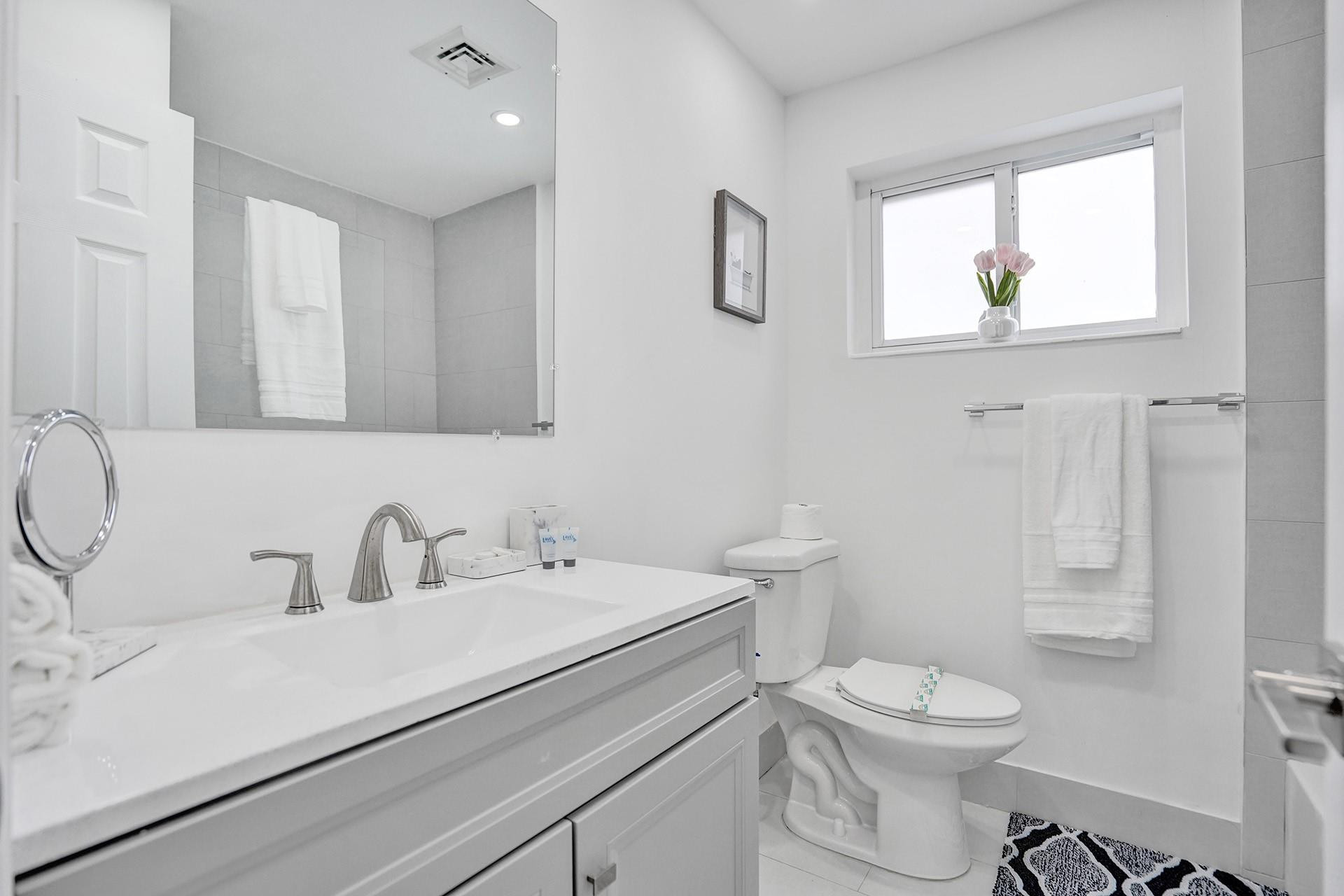 HOLLYWOOD HILLS - Residential