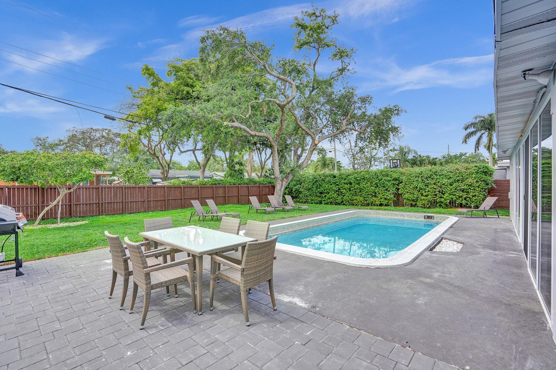 HOLLYWOOD HILLS - Residential