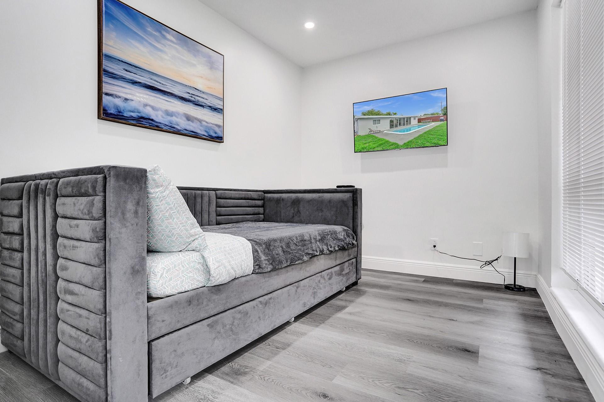 HOLLYWOOD HILLS - Residential